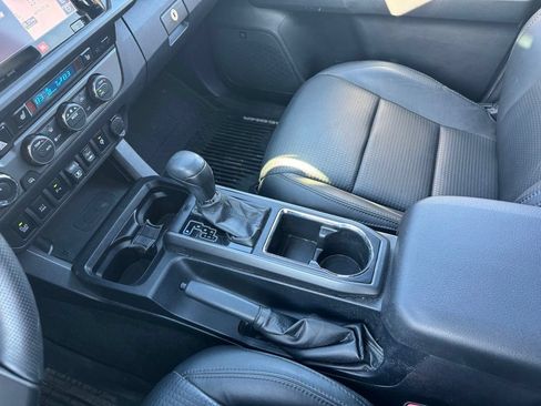 Used 2019 Toyota Tacoma TRD Sport AWD/4WD image 9