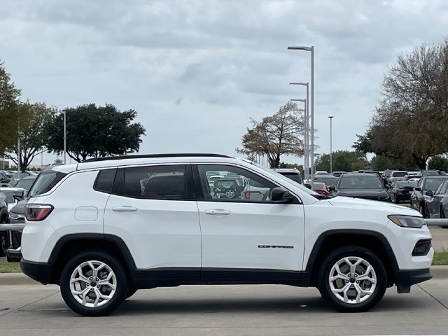 Used 2025 Jeep Compass Latitude w/ Sun & Sound Group AWD/4WD image 3
