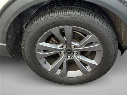 Used 2022 Ford Explorer XLT w/ Equipment Group 202A image 7