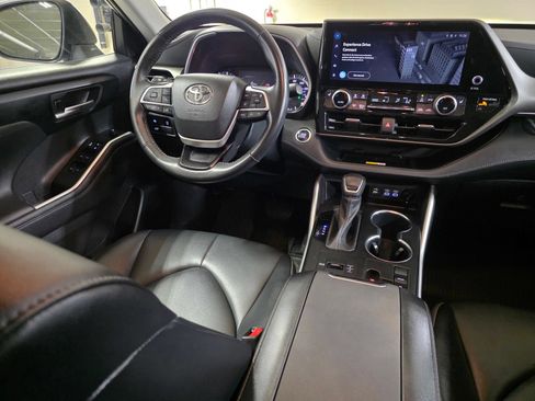 Used 2023 Toyota Highlander XLE FWD image 16