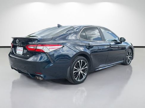 Used 2020 Toyota Camry SE w/ Convenience Package FWD image 3