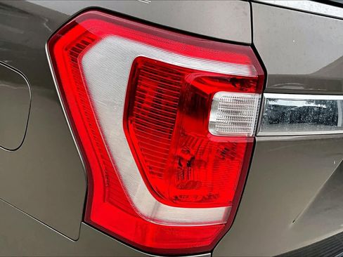 Used 2018 Ford Expedition XLT w/ Equipment Group 202A RWD image 28