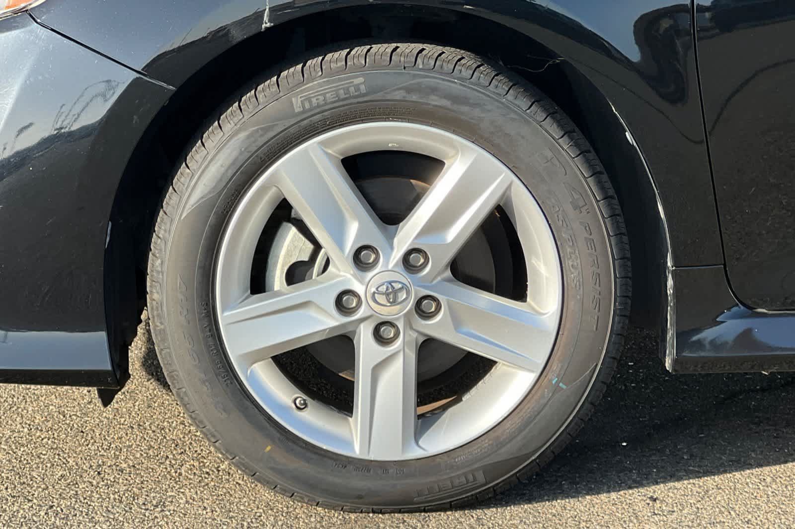 Used 2012 Toyota Camry SE FWD image 13