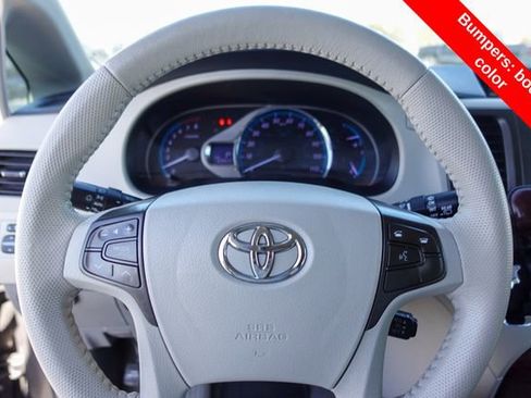 Used 2014 Toyota Sienna XLE image 14