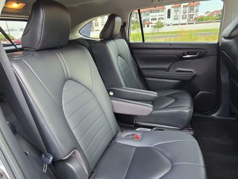 Used 2023 Toyota Highlander XLE FWD image 17