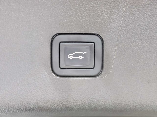 Used 2023 Chevrolet Traverse LT w/ LPO, Floor Liner Package FWD image 11