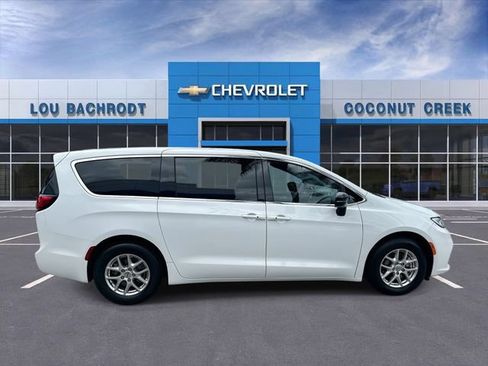 Used 2024 Chrysler Pacifica Touring FWD image 9