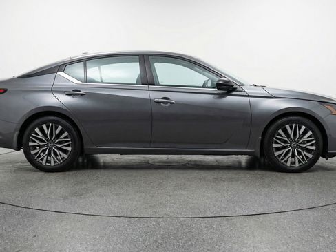 Used 2025 Nissan Altima 2.5 SV image 11