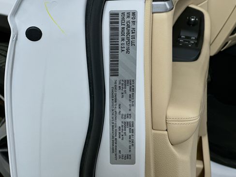 Used 2023 Jeep Grand Cherokee Limited w/ Luxury Tech Group II image 12