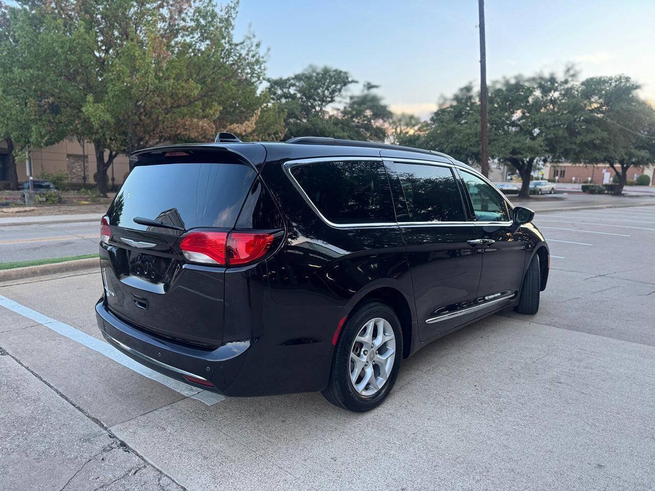 Used 2017 Chrysler Pacifica Touring-L w/ Tire & Wheel Group FWD image 4