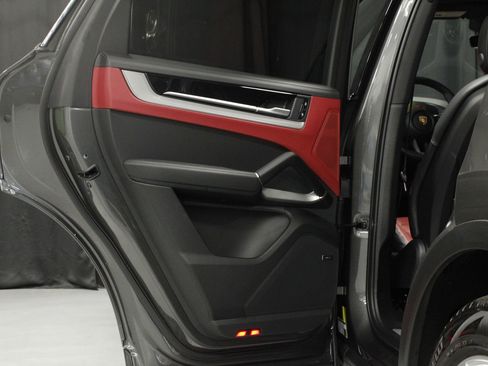 Certified 2025 Porsche Cayenne AWD/4WD image 22