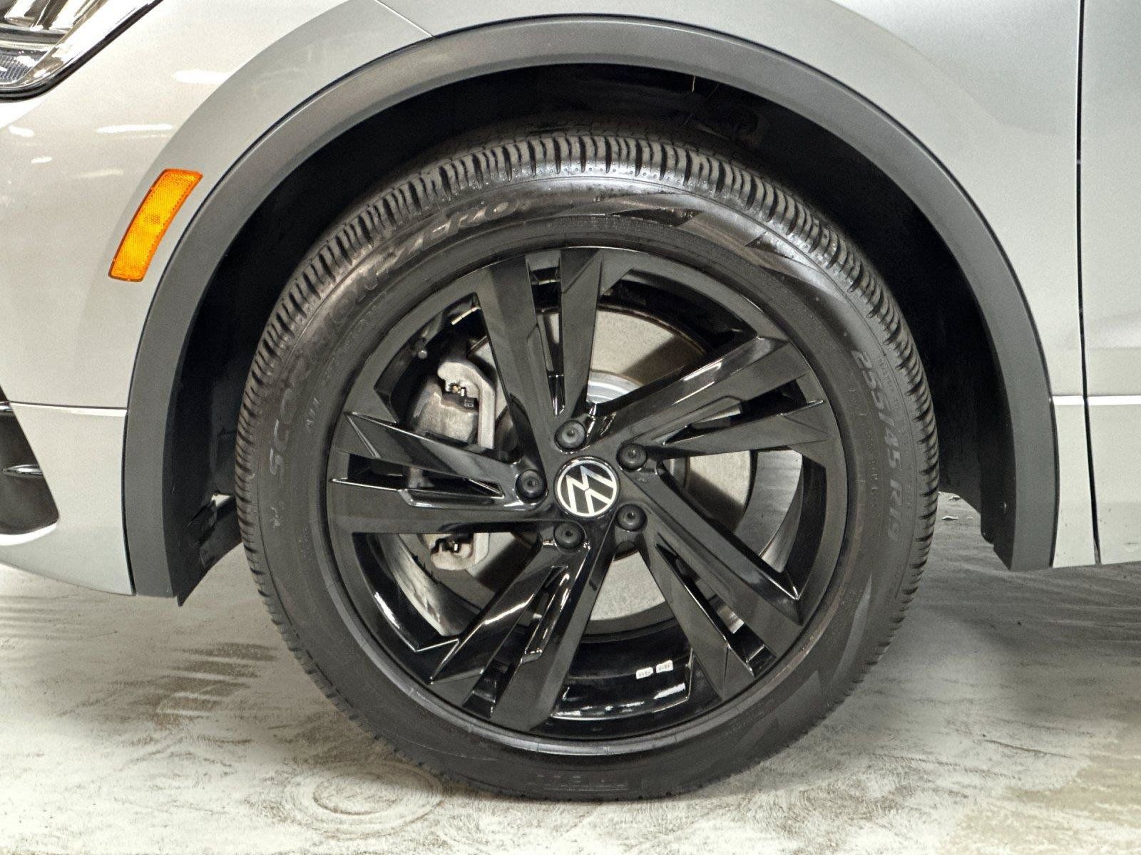 Used 2023 Volkswagen Tiguan SE R-Line AWD/4WD image 24
