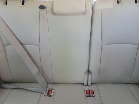 Used 2021 Toyota Highlander XLE image 9