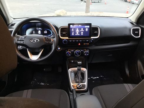 Used 2024 Hyundai Venue SEL image 12