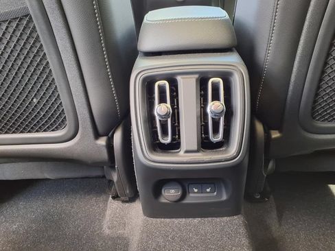 Certified 2023 Volvo XC40 B5 Plus AWD/4WD image 23