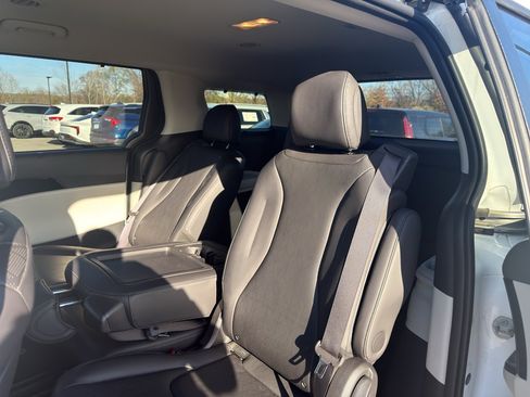 Used 2024 Kia Carnival EX image 9