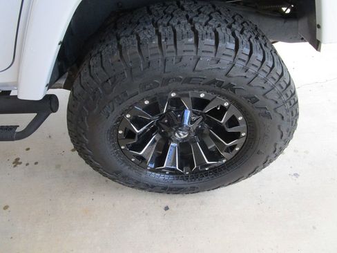 Used 2017 Jeep Wrangler Unlimited Sahara w/ Connectivity Group image 10