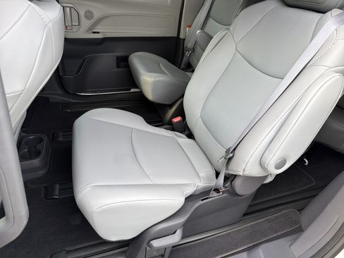 Used 2022 Toyota Sienna XLE FWD image 30