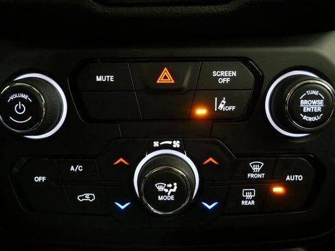 Used 2023 Jeep Renegade Latitude w/ Premium Group image 19