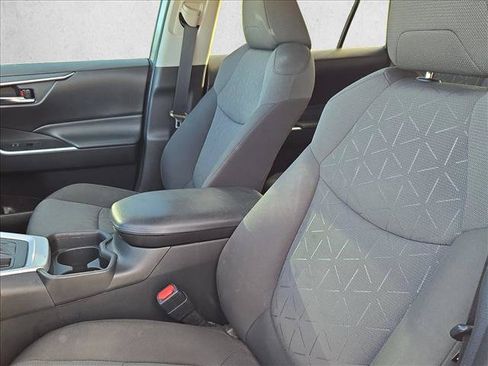 Used 2021 Toyota RAV4 XLE w/ Convenience Package FWD image 14
