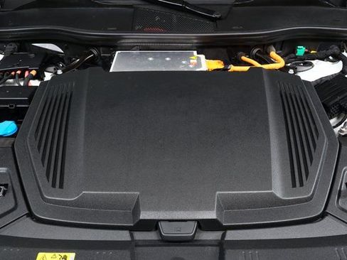 Used 2024 Audi Q8 e-tron Premium Plus image 35