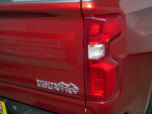 Used 2022 Chevrolet Silverado 1500 High Country w/ Technology Package image 17