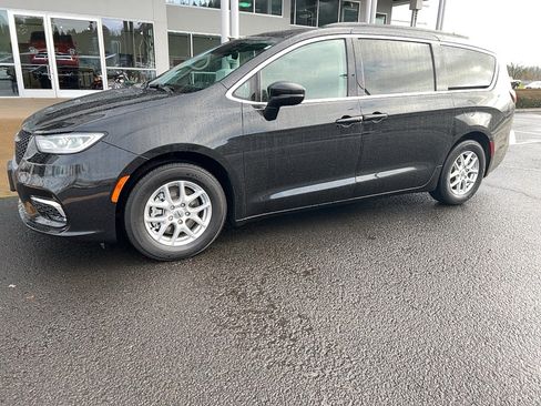 Used 2022 Chrysler Pacifica Touring-L image 1