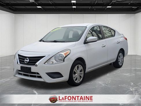 Used 2018 Nissan Versa SV image 1
