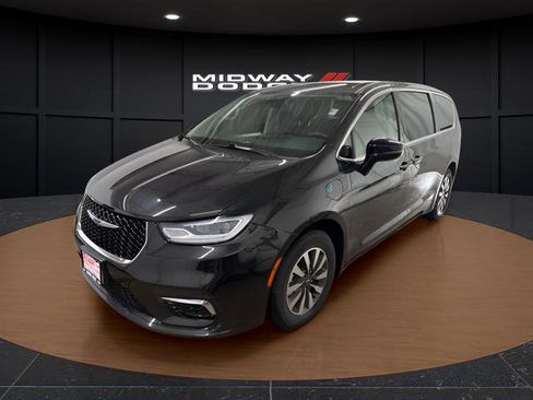 Used 2024 Chrysler Pacifica Select image 2