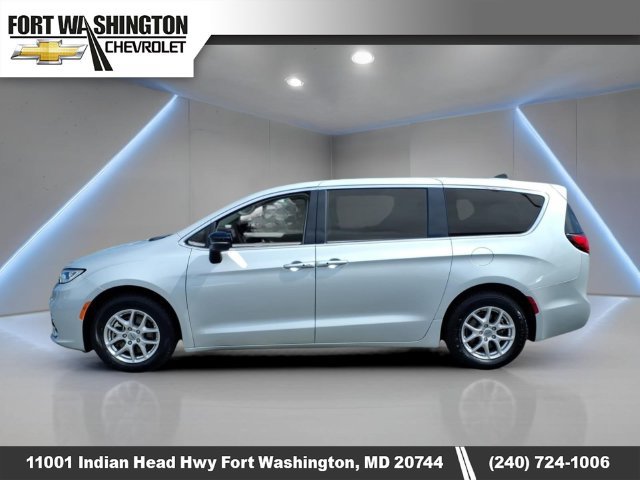 Used 2024 Chrysler Pacifica Touring-L FWD image 6