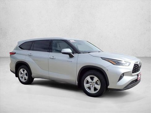 Used 2021 Toyota Highlander LE AWD/4WD image 6