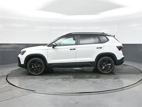 New 2026 Volkswagen Taos SE image 4