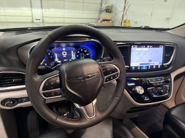 Used 2024 Chrysler Pacifica Touring-L FWD image 18