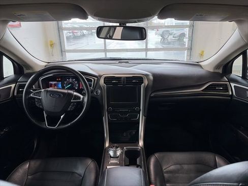 Used 2017 Ford Fusion SE w/ Fusion SE Technology Package image 11