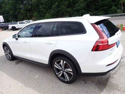 Used 2024 Volvo V60 B5 Cross Country Plus w/ Protection Package Premier AWD/4WD image 8