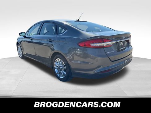 Used 2017 Ford Fusion SE w/ Fusion SE Technology Package image 5