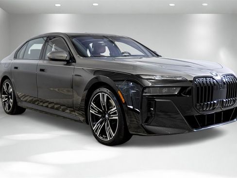 Used 2023 BMW 760i xDrive w/ Executive Package image 6