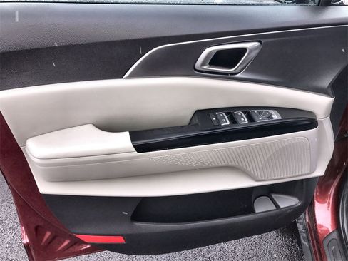 Used 2024 Kia Carnival LX image 13