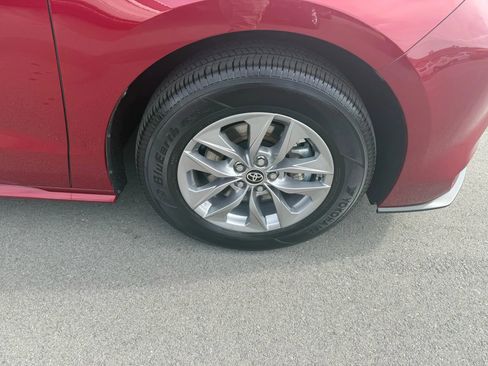 Used 2025 Toyota Sienna XLE AWD/4WD image 19