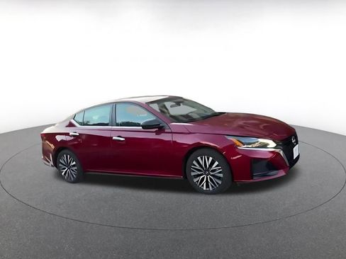 Used 2025 Nissan Altima 2.5 SV FWD image 2
