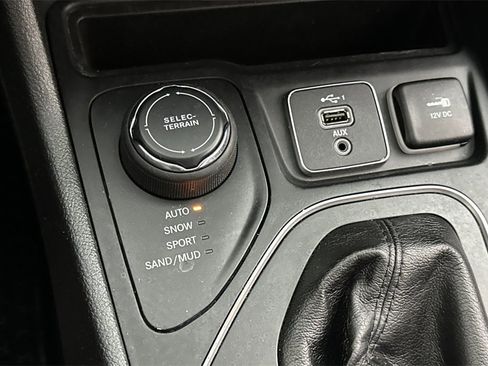 Used 2019 Jeep Cherokee Latitude Plus w/ Cold Weather Group image 34