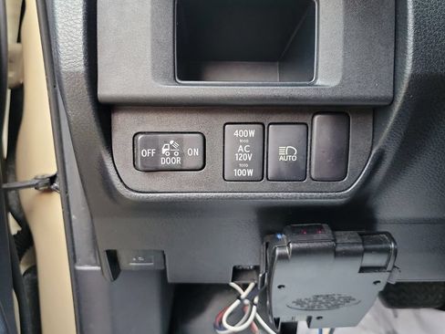 Used 2018 Toyota Tacoma TRD Sport w/ Technology Package AWD/4WD image 16