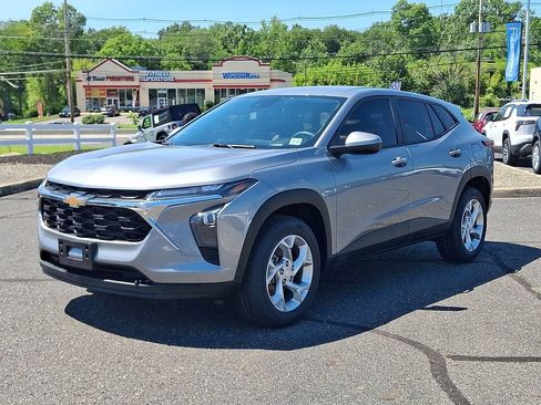 Used 2024 Chevrolet Trax LS w/ LS Convenience Package FWD image 6