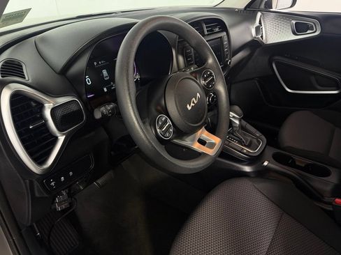 Used 2025 Kia Soul LX w/ LX Technology Package FWD image 19