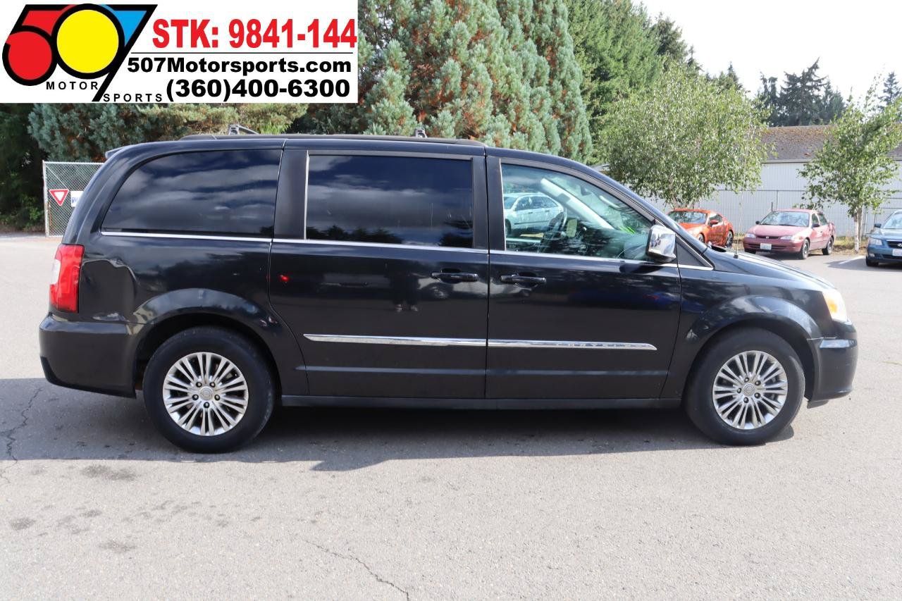 Used 2014 Chrysler Town & Country Touring-L FWD image 9