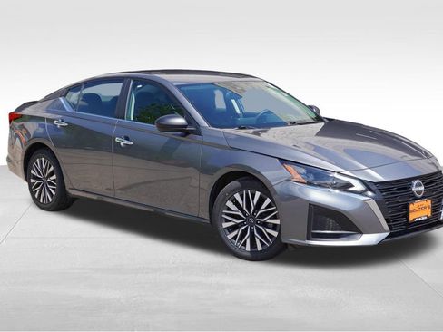 Used 2025 Nissan Altima 2.5 SV FWD image 1