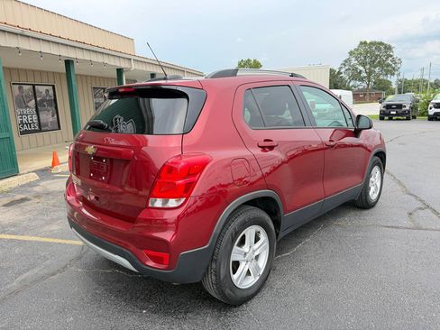 Used 2021 Chevrolet Trax LT w/ LT Convenience Package FWD image 3