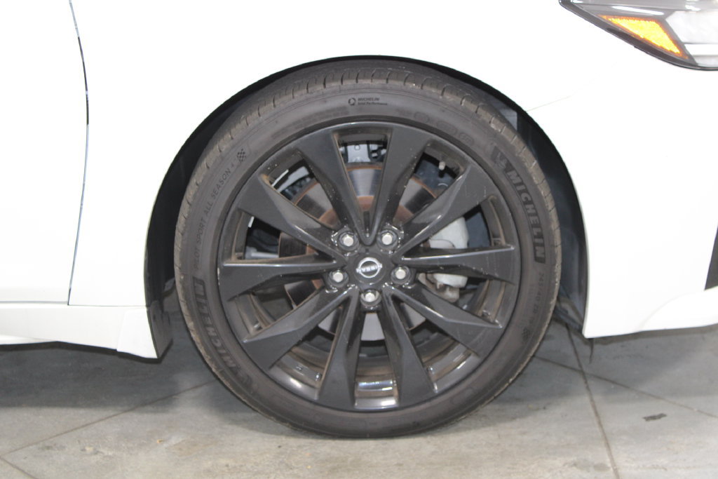 Used 2023 Nissan Maxima SR w/ Sport Mat Group FWD image 11