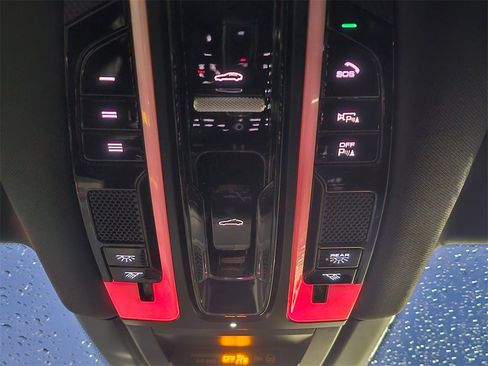 Used 2022 Porsche Cayenne image 32