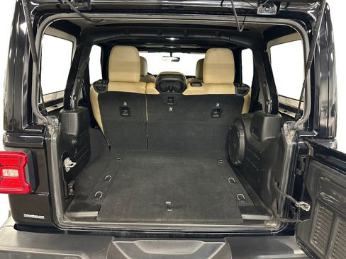 Used 2018 Jeep Wrangler Unlimited Sahara w/ Dual Top Group AWD/4WD image 25